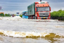 Cao tốc Pháp Vân- Cầu Giẽ vẫn ngập sâu, cấm xe con lưu thông