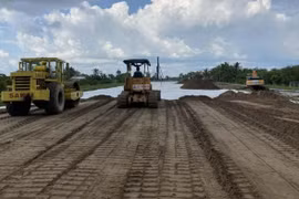 Thiếu vật liệu đắp nền, cao tốc Châu Đốc- Cần Thơ- Sóc Trăng khó về đích đúng hẹn