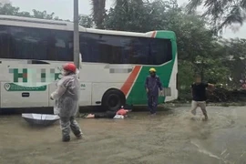 Rò rỉ điện từ cột chiếu sáng trên đường Tú Mỡ trong mưa ngập khiến 6 người bị giật