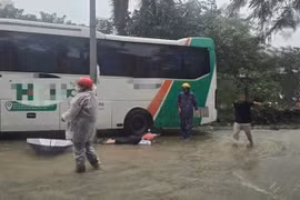 Rò rỉ điện từ cột chiếu sáng trên đường Tú Mỡ trong mưa ngập khiến 6 người bị giật