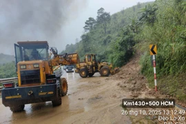 Đèo Lò Xo trên đường Hồ Chí Minh sạt lở nghiêm trọng, giao thông tê liệt