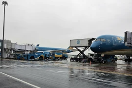 Sân bay Nội Bài khai thác trở lại sau 14 tiếng đóng cửa do bão số 3