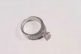 Khách rơi nhẫn kim cương giá trị lớn, hãng phải tháo cả ghế máy bay để tìm