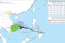 Bão số 15 suy yếu rất chậm, vẫn loanh quanh ở giữa Biển Đông