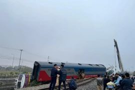 Tàu SE4 va chạm xe tải chở nặng khiến lật đầu máy, đường sắt chưa rõ thời gian thông tuyến trở lại