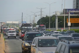 Dòng người ùn ùn về Thủ đô, cửa ngõ ùn ứ từ sáng đến chiều