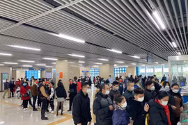 Khách đi tàu điện Cát Linh- Hà Đông đông kỷ lục trong ngày mùng 4 Tết Nhâm Dần