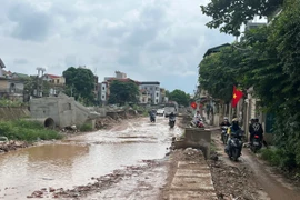 Kênh dẫn La Khê cao hơn nền nhà dân cả mét: Dự án vẫn thi công theo quy hoạch