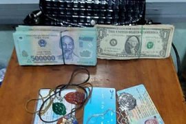 Khách đãng trí bỏ quên hơn 70 triệu đồng trên tàu SE12, vui mừng được trao trả tận tay