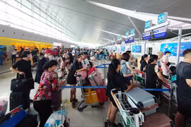 Hãng bay bỗng nhiên xả hàng vào giờ chót, hành khách ngỡ ngàng
