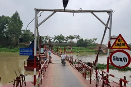 Sóc Sơn: Xã tự ý cho "nhà đầu tư" xây cầu phao Lương Phúc, lập "trạm BOT" thu tiền của dân