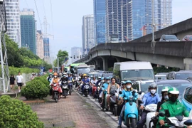 Hà Nội ngày đầu nghỉ lễ 2/9: Khách qua bến xe thưa thớt, đường phố đông nghẹt