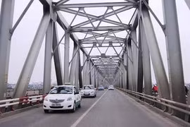 Cho phép 16 xe trung chuyển lưu thông hai chiều qua cầu Chương Dương