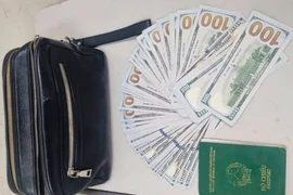 Nhân viên xe đẩy “nhặt” được chiếc ví có 200 triệu đồng ở sân bay Nội Bài