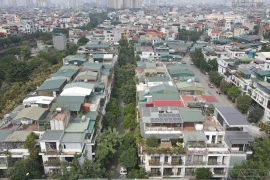 Hàng trăm biệt thự liền kề ở khu đô thị Ao Sào "bị dột", phải lợp thêm mái tôn, đeo chuồng cọp...