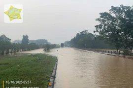 Nước lũ tràn vào cao tốc Hà Nội- Thái Nguyên ngập sâu, xe dưới 9 chỗ không di chuyển qua