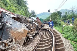 Tai nạn đường sắt tăng đột biến, đề nghị xử nghiêm hành vi cố tình vượt rào chắn