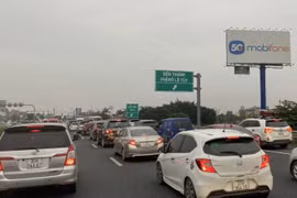 Dòng người ùn ùn trở lại Thủ đô sau kỳ nghỉ Tết, nhiều trạm BOT cửa ngõ phải xả