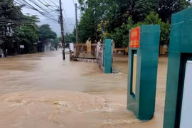 Trung bộ mưa cực lớn, nhiều nơi cô lập, 2 người bị lũ cuốn trôi