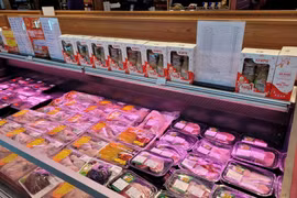 Giá lợn chạm đáy nhưng thịt lợn tại chợ, siêu thị vẫn neo cao