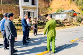 Lấy máu kiểm tra nồng độ cồn, ma túy trong vụ ô tô bị lật đè 2 xe máy làm 4 người chết