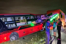 Xe khách Phương Trang đâm xe khách Hồng Sơn trên cao tốc Vĩnh Hảo- Phan Thiết, 2 người chết