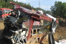 Xe khách đối đầu làm 8 người thương vong