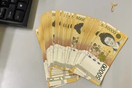 Nữ nhân viên xe đẩy sân bay Nội Bài nhặt được bọc tiền 100 triệu đồng