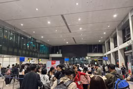 Sân bay Tân Sơn Nhất vẫn "nóng bỏng" ngày mùng 7 Tết Ất Tỵ
