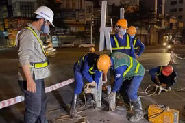 Đóng nút giao Tố Hữu-Lê Văn Lương thi công hầm chui, phương tiện phải đi vòng