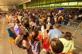 Khách đổ về sân bay Tân Sơn Nhất đông kỷ lục, thiếu taxi để giải tỏa khách