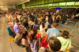 Khách đổ về sân bay Tân Sơn Nhất đông kỷ lục, thiếu taxi để giải tỏa khách