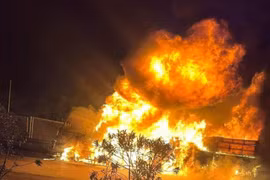 Xe tải đang lưu thông bốc cháy dữ dội trên cao tốc Nội Bài- Lào Cai