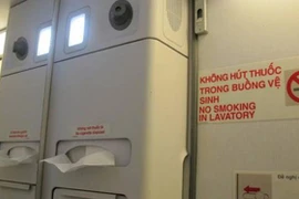 Liên tiếp phát hiện khách cố tình hút thuốc trên máy bay dù đã được nhắc nhở