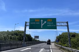 Loạt biển báo bong tróc do thời tiết trên cao tốc Đà Nẵng-Quảng Ngãi đã được khắc phục