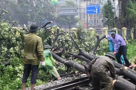 Nhiều tuyến đường sắt vẫn tê liệt do bão số 3