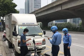 Một loạt xe dừng đỗ giao nhận hàng bừa bãi trên đường Phạm Hùng bị lập biên bản