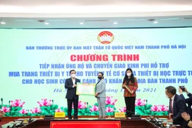 Grab trao tặng 100 máy tính bảng hỗ trợ học sinh có hoàn cảnh khó khăn tại Hà Nội