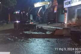 Xuyên đêm, đội mưa mở đường vào thôn Làng Nủ để cứu hộ, tìm kiếm những người mất tích