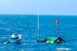 Gặp lốc xoáy tàu cá bị chìm, 11 ngư dân Quảng Bình mất tích 