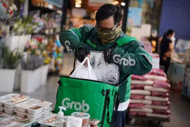 Grab phụ thu phí “thời tiết nắng nóng” hay tận thu từ người dùng?