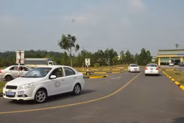 Từ nay, học thi bằng lái xe không bắt buộc phải học lý thuyết tập trung