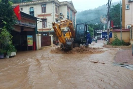 Miền Trung mưa trắng trời, nhiều huyện miền núi Nghệ An bị cô lập, chia cắt