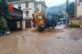 Miền Trung mưa trắng trời, nhiều huyện miền núi Nghệ An bị cô lập, chia cắt