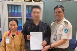 Nam hành khách vui mừng nhận lại túi xách giá trị hơn 300 triệu đồng bỏ quên ở sân bay