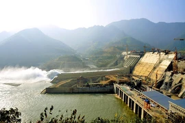 Nước lũ về dồn dập, thủy điện Hòa Bình mở 1 cửa xả từ 8h sáng 30-9