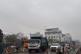 Hà Nội: Thu dọn hàng chục tấn bánh kẹo, thực phẩm bị đổ trộm ở La Phù