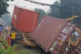 Xe container vượt đường ngang bị tàu hỏa đâm đứt rời