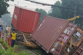 Xe container vượt đường ngang bị tàu hỏa đâm đứt rời