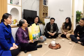Thanh Xuân: Thăm hỏi, tặng quà gia đình cách mạng và gương “người tốt, việc tốt” dịp Tết Giáp Thìn